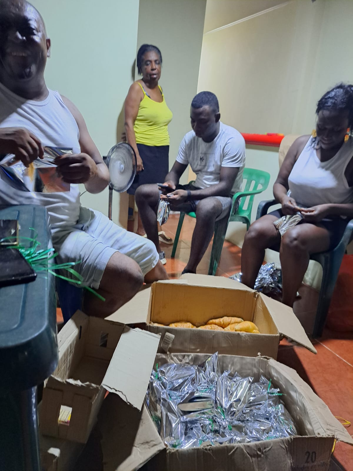 Voluntarios organizando ayudas comunitarias
