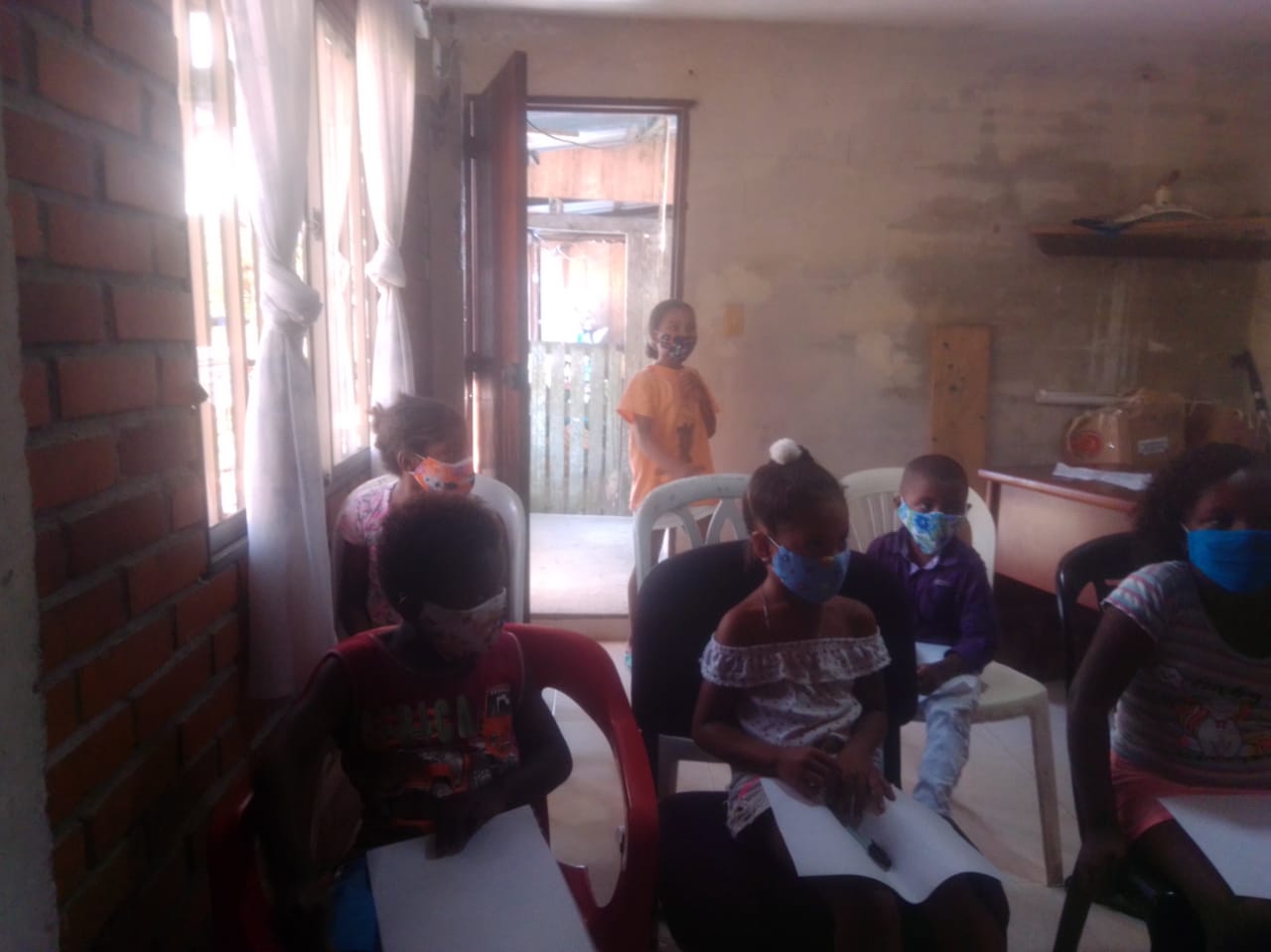 Niños y niñas participando en una actividad educativa