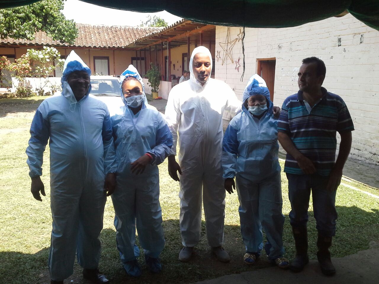 Equipo de la fundación durante una jornada de salud comunitaria